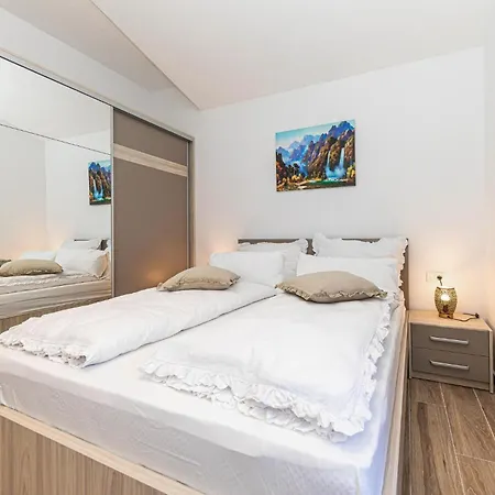 Apartment 2 Bedroom Beautiful In Kastel Novi